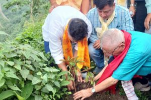 लालीगुराँस सरंक्षण अभियानमा डाक्टर शेखर कोइराला !