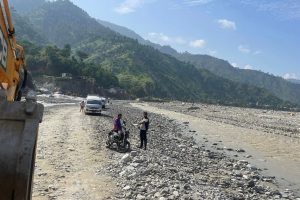 बीपी राजमार्गहुँदै यात्रा गर्दै हुनुहुन्छ यस्तो छ ताजा सडकको अवस्था !