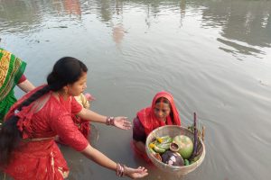 छठ पर्वको मुख्य दिन आज, अस्ताउँदो सूर्यलाई अर्घ दिईँदै !