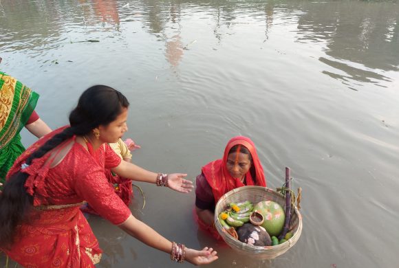 छठ पर्वको मुख्य दिन आज, अस्ताउँदो सूर्यलाई अर्घ दिईँदै !