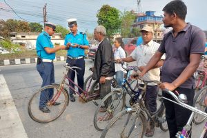 साइकल दुर्घटना रोक्न ट्राफिक प्रहरीद्वारा स्टिकर टाँस्ने अभियान सुरु !