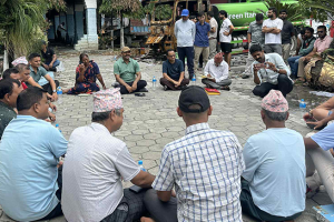 भवन जलेपछि खुला चौरमा इटहरीको कार्यपालिका बैठक !