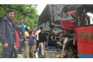 सुनसरीमा बस–ट्रक ठोक्किँदा दुईको मृत्यु, १० जना घाइते !