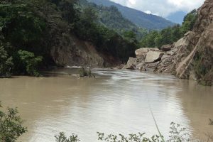 जीप तमोर नदीमा खस्यो, उद्धार कार्य जटिल !