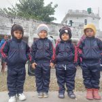 इटहरी–१२ द्वारा श्री शारदा माविका बालबालिकालाई न्यानो कपडा वितरण