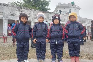 इटहरी–१२ द्वारा श्री शारदा माविका बालबालिकालाई न्यानो कपडा वितरण