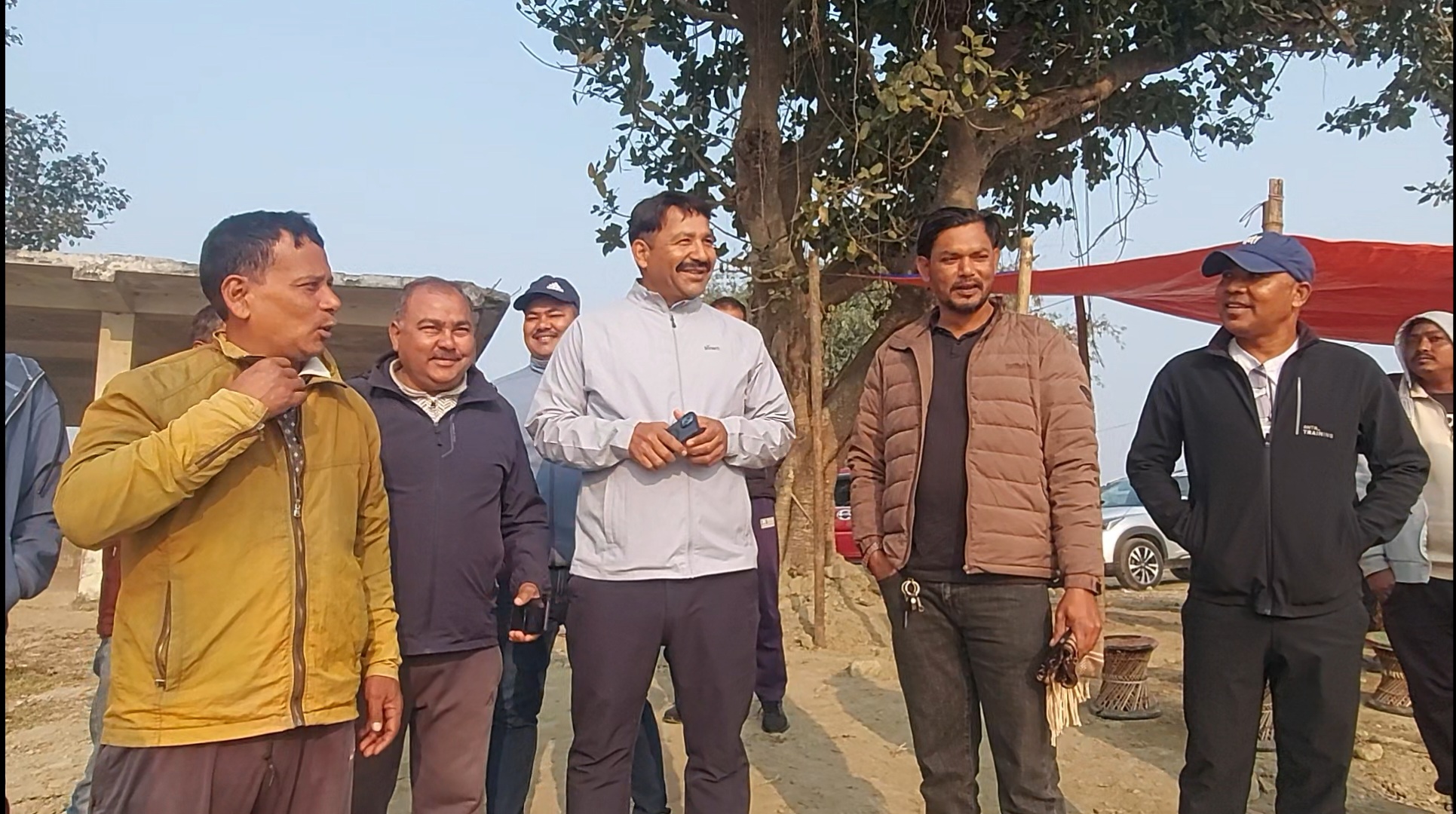 झरनाको संरक्षण तथा  प्रवर्दन गर्न इटहरी उपमहानगरपालिकाका नगरप्रमुख हेमकर्ण पौडेलको टोलि स्थलगत अनुगमन गर्दै