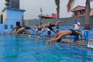 इटहरीमा कोशी प्रदेश स्तरीय खुल्ला पौडी प्रतियोगिता सुरु, ११ जिल्लाका ७६ खेलाडी प्रतिस्पर्धामा