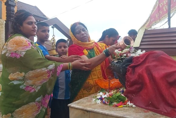 साउनको पहिलो सोमबार : सुनसरीका शिवालयमा भक्तजनको घुइँचो, ‘भोलेनाथ’को आराधनामा भक्तिमय वातावरण !